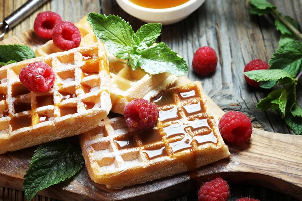 Waffles Belgas Tradicionais Com Hortelã Fresca Açúcar Framboesas — Fotografia de Stock