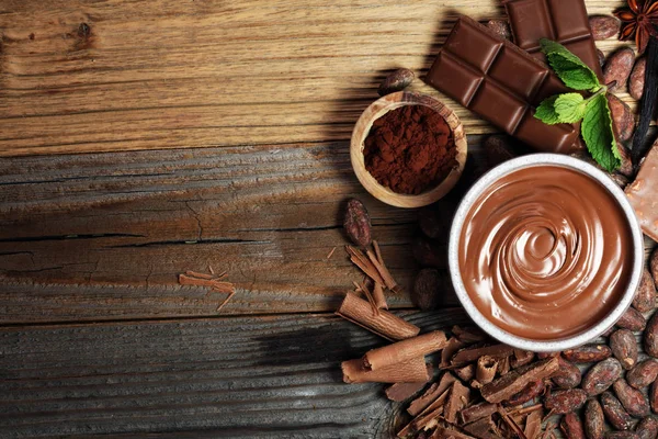 Derreter Chocolate Chocolate Derretido Com Redemoinho Chocolate Muitas Pilhas Chips — Fotografia de Stock