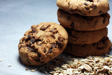 Çikolata kurabiye rustik masada. Çikolatalı kurabiye ve yulaf gevreği veya yulaf ezmesi kurabiye