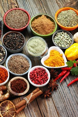 Baharat ve otlar masada. Yemek ve mutfak malzemeleri