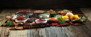 Baharat ve otlar masada. Yemek ve mutfak malzemeleri
