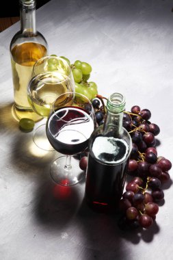 Beyaz şarap ve kırmızı şarap bir bardak sonbahar üzüm, beyaz taş arka plan ile