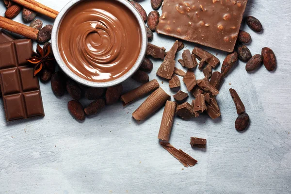 Olvadó Csokoládé Vagy Olvasztott Csokoládé Csokoládé Örvény Sok Verem Chips — Stock Fotó