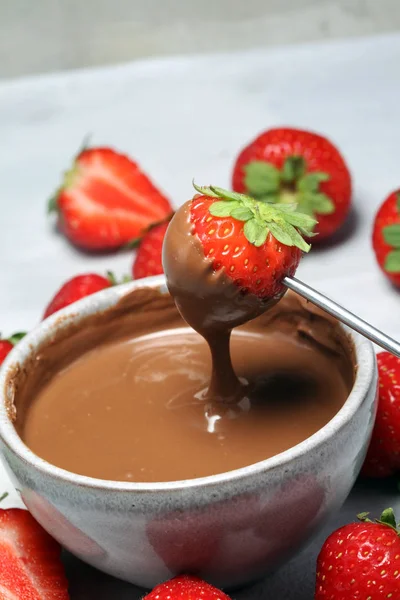 Eritme çikolata veya erimiş çikolata ve çilek ile fondü
