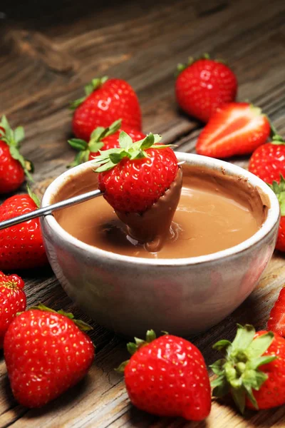 Eritme çikolata veya erimiş çikolata ve çilek ile fondü