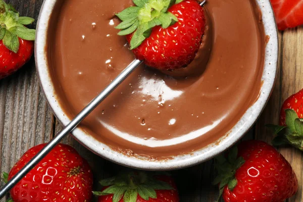 Eritme çikolata veya erimiş çikolata ve çilek ile fondü
