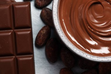 Eriyen çikolata ya da bir çikolata girdap ile eritilmiş çikolata. Birçok yığını ve toz ile fiş