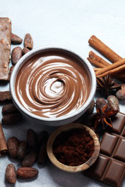 Eriyen çikolata ya da bir çikolata girdap ile eritilmiş çikolata. Birçok yığını ve toz ile fiş