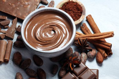 Eriyen çikolata ya da bir çikolata girdap ile eritilmiş çikolata. Birçok yığını ve toz ile fiş