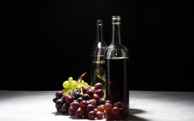 Beyaz şarap ve kırmızı şarap bir bardak sonbahar üzüm, beyaz taş arka plan ile