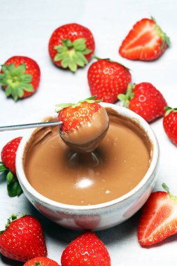 Eritme çikolata veya erimiş çikolata ve çilek ile fondü
