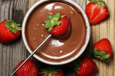 Eritme çikolata veya erimiş çikolata ve çilek ile fondü