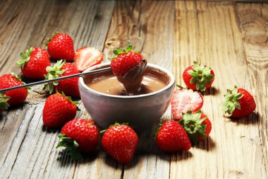 Eritme çikolata veya erimiş çikolata ve çilek ile fondü