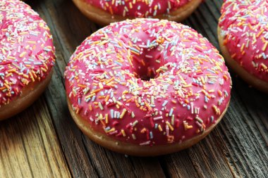 Çikolatalı donutlar, pembe jöleli ve şekerli çörekler..