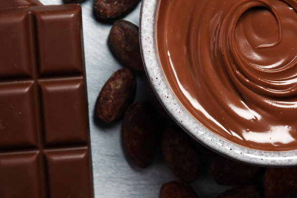 Таяние шоколада или расплавленного шоколада с шоколадной завихрением. Много стека и фишек с порошком
