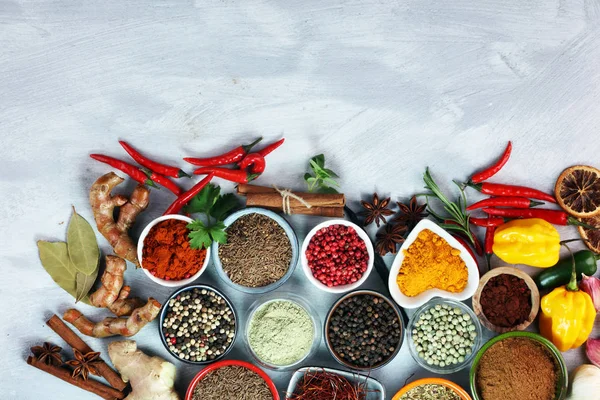 Kryddor Och Örter Bordet Mat Och Rätter Ingredienser — Stockfoto