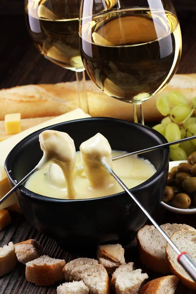 Schweizer Gourmet Fondue Abendessen Einem Winterabend Mit Verschiedenen Käsesorten Auf — Stockfoto