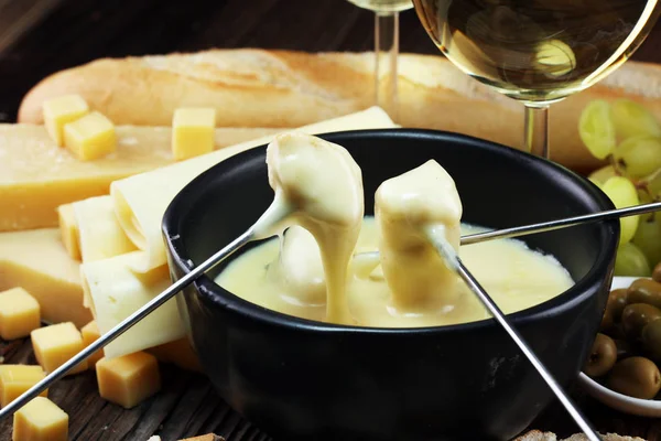 Schweizisk Fondue Gourmetmiddag Vinterkväll Med Ostar Ombord Tillsammans Med Uppvärmd — Stockfoto