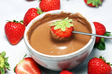 Eritme çikolata veya erimiş çikolata ve çilek ile fondü