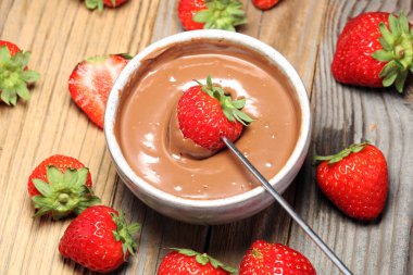 Eritme çikolata veya erimiş çikolata ve çilek ile fondü