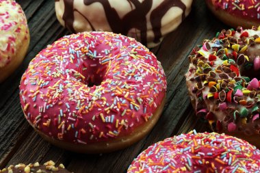 Çikolatalı donutlar, pembe jöleli ve şekerli çörekler..