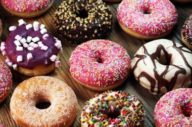 Çikolatalı donutlar, pembe jöleli ve şekerli çörekler..