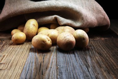 patates yemek. Eski antika arka plan üzerinde taze ham organik patates