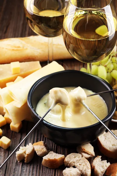 Schweizisk Fondue Gourmetmiddag Vinterkväll Med Ostar Ombord Tillsammans Med Uppvärmd — Stockfoto