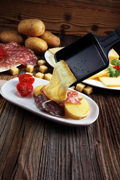 Delicioso Queijo Raclette Tradicional Suíço Derretido Cubos Batata Cozida Assada — Fotografia de Stock