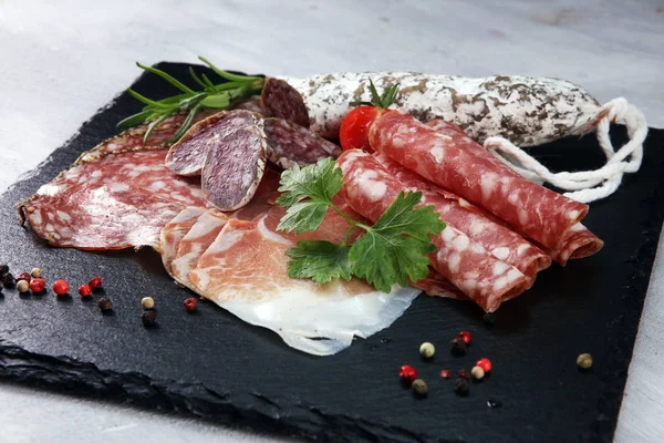 Makanan Nampan Dengan Salami Lezat Coppa Sosis Segar Dan Herbal — Stok Foto
