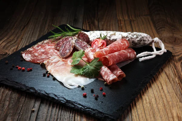 Bandeja Comida Com Delicioso Salame Coppa Salsichas Frescas Ervas Prato — Fotografia de Stock