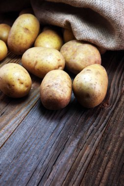 patates yemek. Eski antika arka plan üzerinde taze ham organik patates