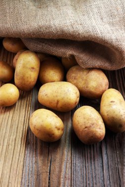 patates yemek. Eski antika arka plan üzerinde taze ham organik patates