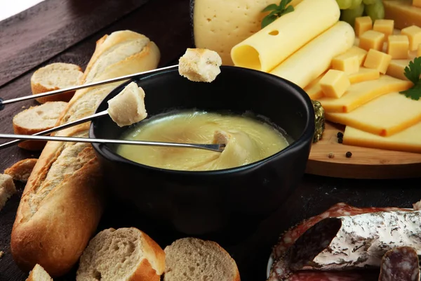 Dîner Gastronomique Fondue Suisse Soir Hiver Avec Assortiment Fromages Sur — Photo