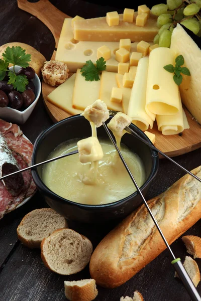 Schweizisk Fondue Gourmetmiddag Vinterkväll Med Ostar Ombord Tillsammans Med Uppvärmd — Stockfoto