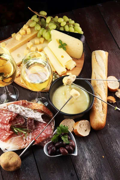 Schweizer Gourmet Fondue Abendessen Einem Winterabend Mit Verschiedenen Käsesorten Auf — Stockfoto