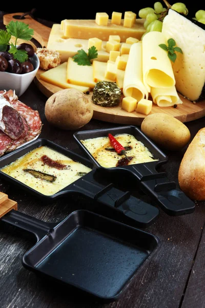 Heerlijke Traditionele Zwitserse Gesmolten Raclette Kaas Blokjes Gekookte Gebakken Aardappel — Stockfoto