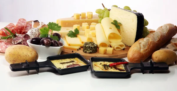 Heerlijke Traditionele Zwitserse Gesmolten Raclette Kaas Blokjes Gekookte Gebakken Aardappel — Stockfoto