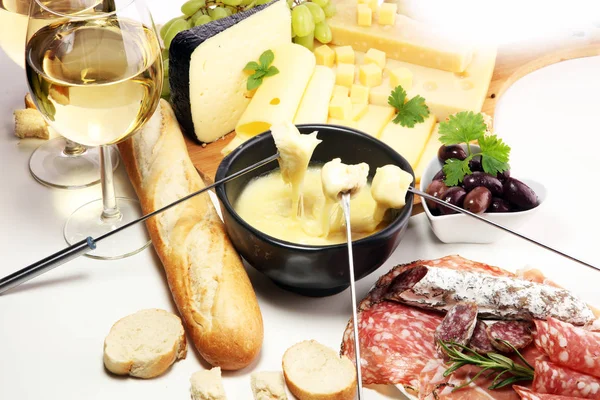 Schweizer Gourmet Fondue Abendessen Einem Winterabend Mit Verschiedenen Käsesorten Auf — Stockfoto