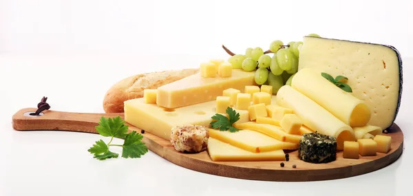 別のチーズとブドウとチーズ盛り合わせ — ストック写真