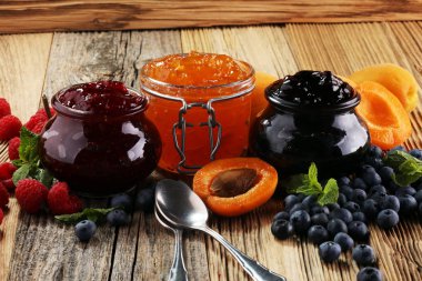 reçel, mevsimlik çilek, kayısı, nane ve meyve ürün yelpazesine. Marmelat ya da lezzetli