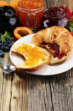 kruvasan marmelat ve reçel, mevsimlik çilek, kayısı, nane ve meyve ürün yelpazesine ile.