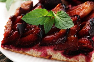 Ahşap arka planda erikli, rustik erikli kek.