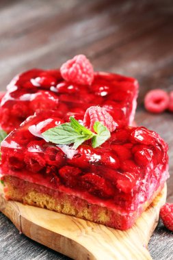 Nane ve lezzetli taze ahududu ile tatil için ahududu Cake