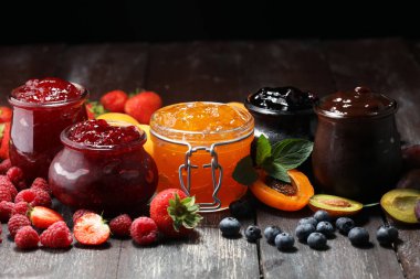 reçel, mevsimlik çilek, kayısı, nane ve meyve ürün yelpazesine. Marmelat ya da lezzetli