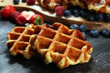 Taze nane, şeker ve ahududu, böğürtlen ve çilek ile geleneksel Belçika Waffle