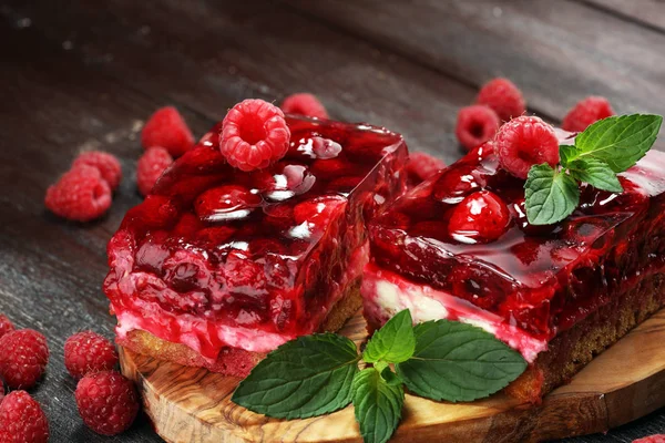 树莓蛋糕与薄荷和新鲜美味的覆盆子假日 — 图库照片