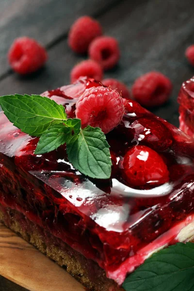 树莓蛋糕与薄荷和新鲜美味的覆盆子假日 — 图库照片