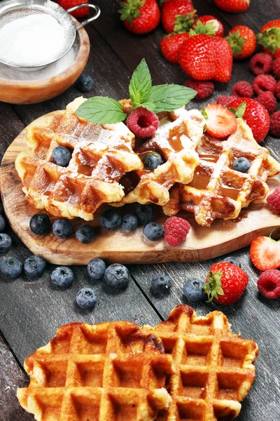 Waffles Belgas Tradicionais Com Hortelã Fresca Açúcar Framboesas Mirtilos Morangos — Fotografia de Stock