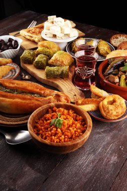 Orta Doğu ya da Arap yemekleri ve çeşitli meze, beton rustik arka plan. sambusak. Türk tatlı Fıstıklı Baklava. Sarma, pirinç ve nane üzüm asma yapraklarında sarmış. Helal Gıda. Lübnan mutfağı